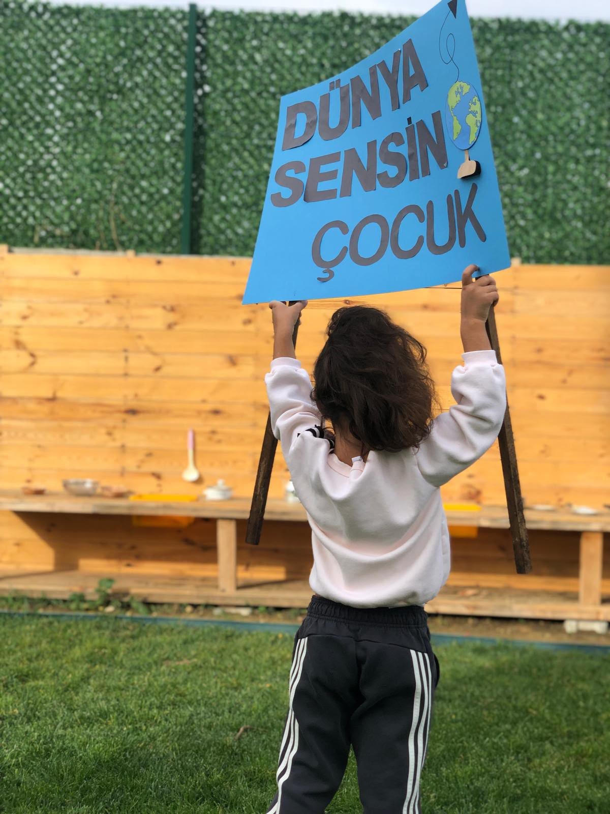 Dünya sensin çocuk pankartı